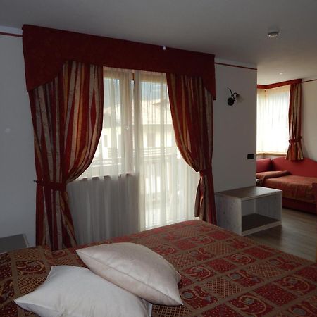 Hotel Canada Pinzolo Exteriör bild