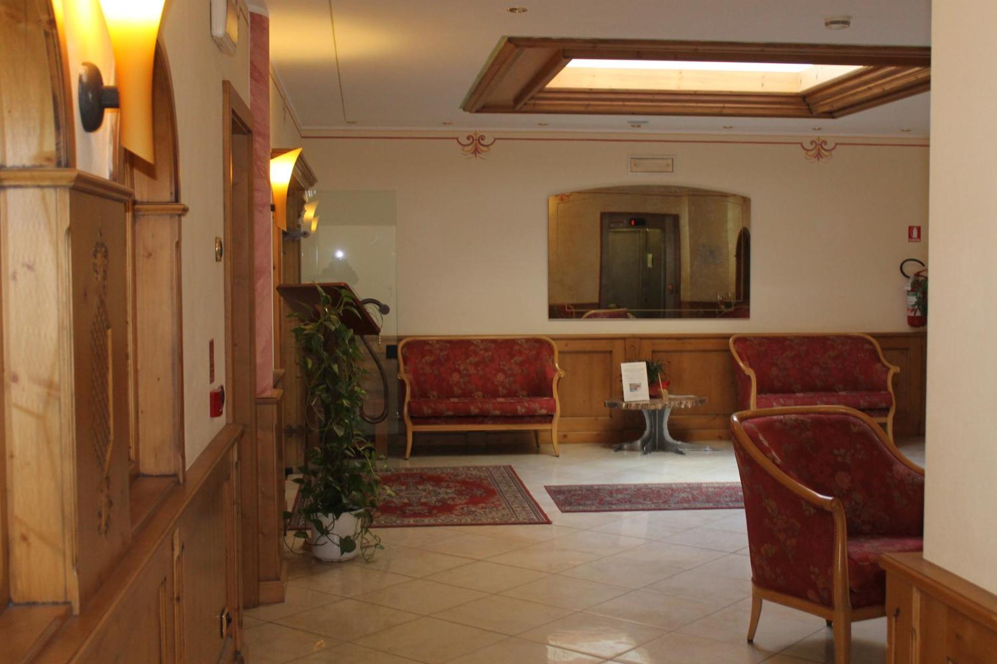 Hotel Canada Pinzolo Exteriör bild